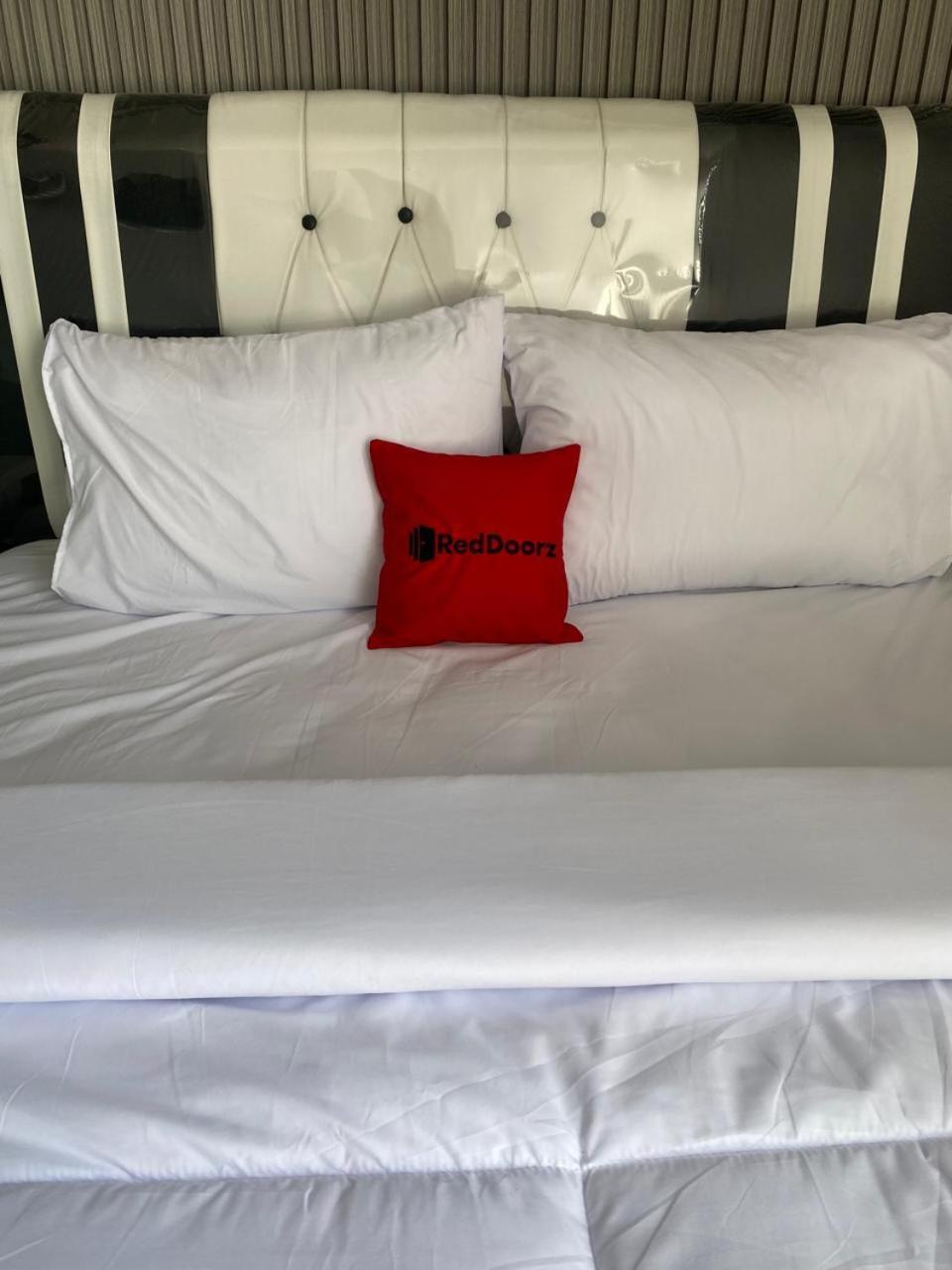 Reddoorz Syariah At Jl Pangeran Hidayatullah Cianjur Hotell Exteriör bild